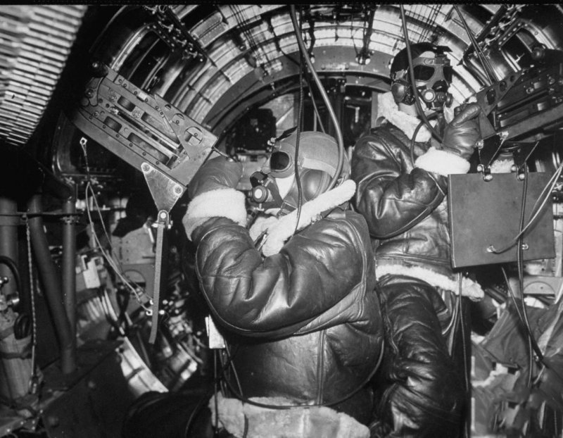 Пилот бомбардировщика b17 в кабине