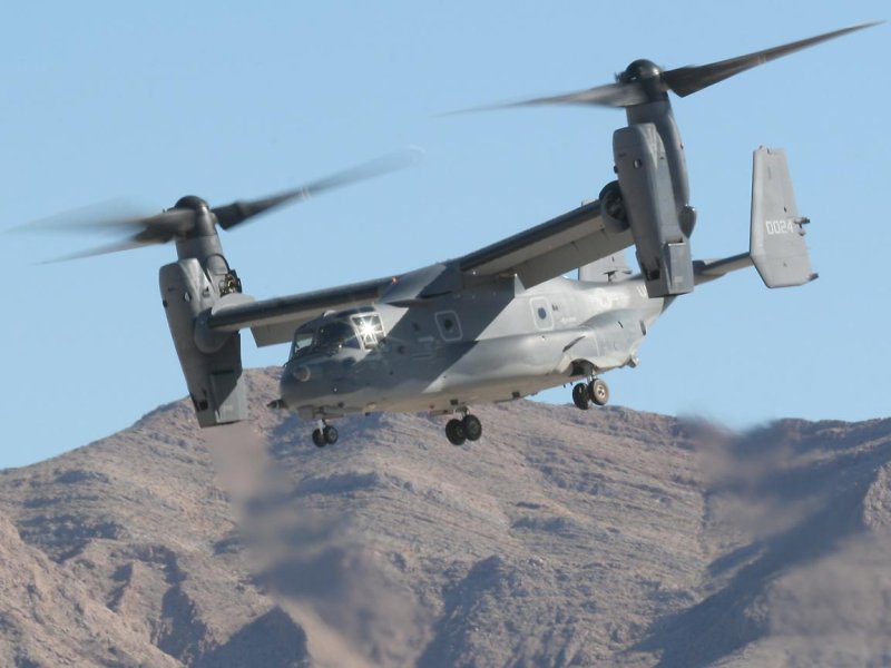 Вертолёт v22 Osprey рядом с Апачем