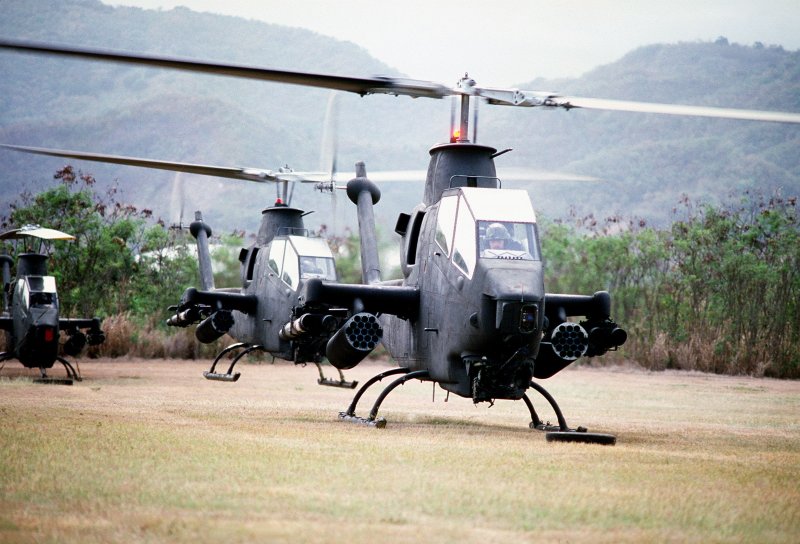 Вертолет Кобра и uh1