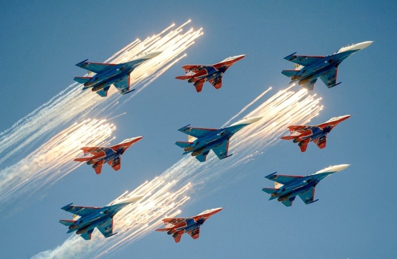 Военные самолеты на параде