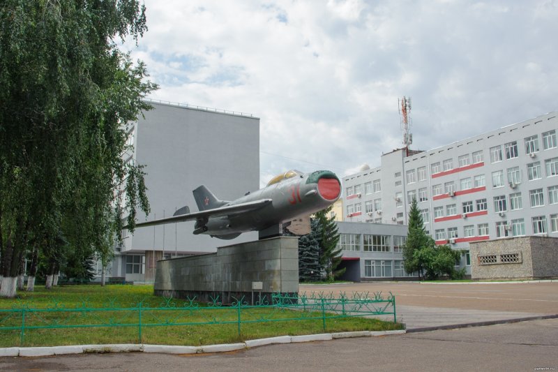 Памятник-самолет миг 19п в Уфе