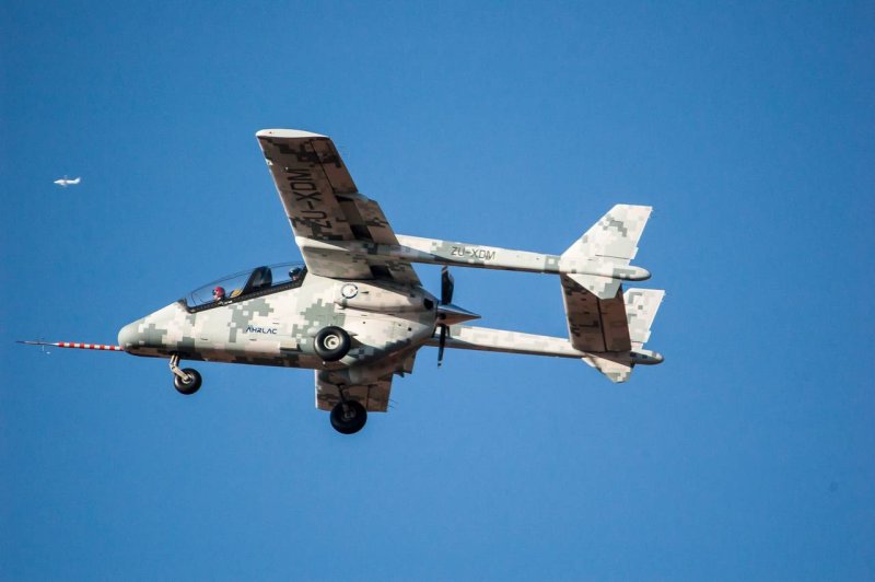 Боевой самолет AHRLAC
