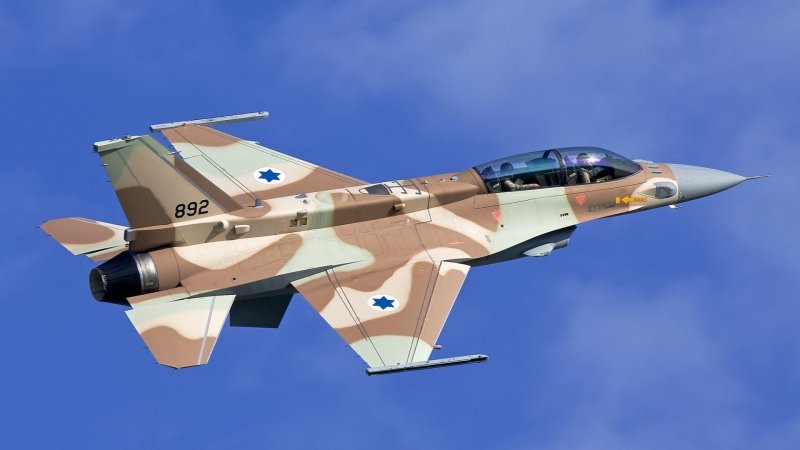 Военный истребитель f16