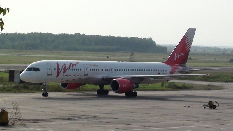 ВИМ-авиа самолет 757-200 взлетает