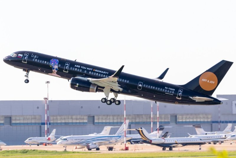 757-200 Azur Air Black