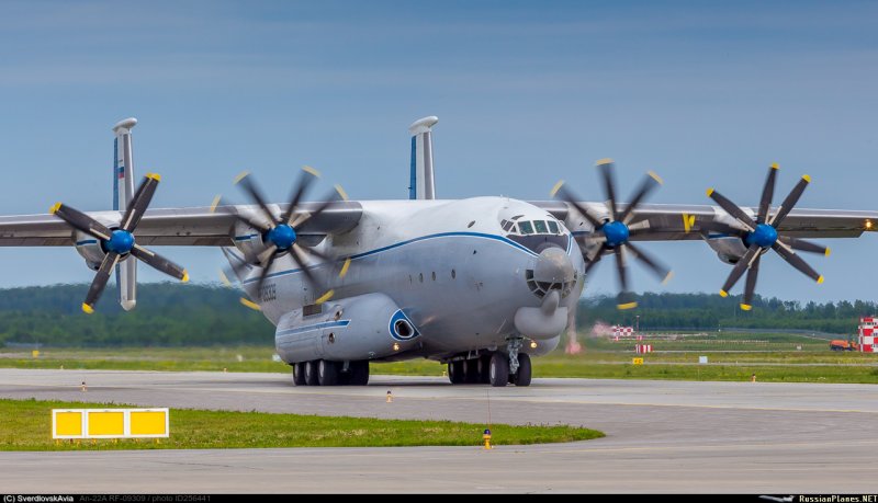 Тяжёлый военно-транспортный самолёт АН-22 («Антей»)