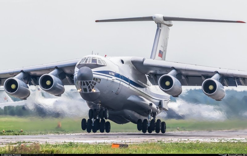 Самолет ил 76 МД С танком