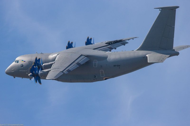 АН-70 транспортный самолёт