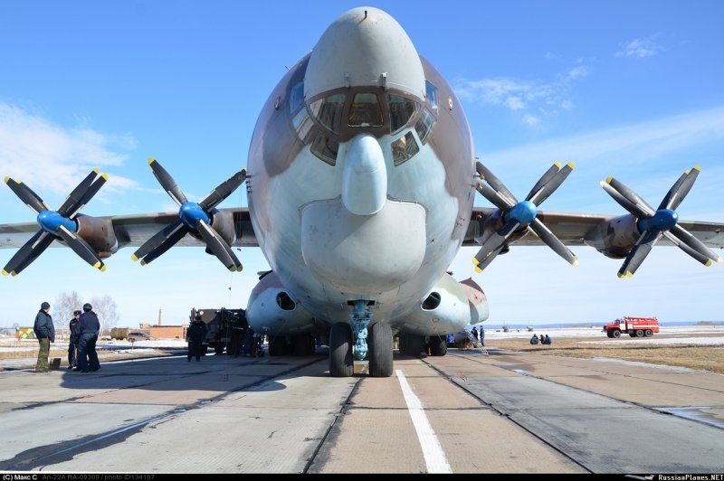 АН-22 военно-транспортный самолёт