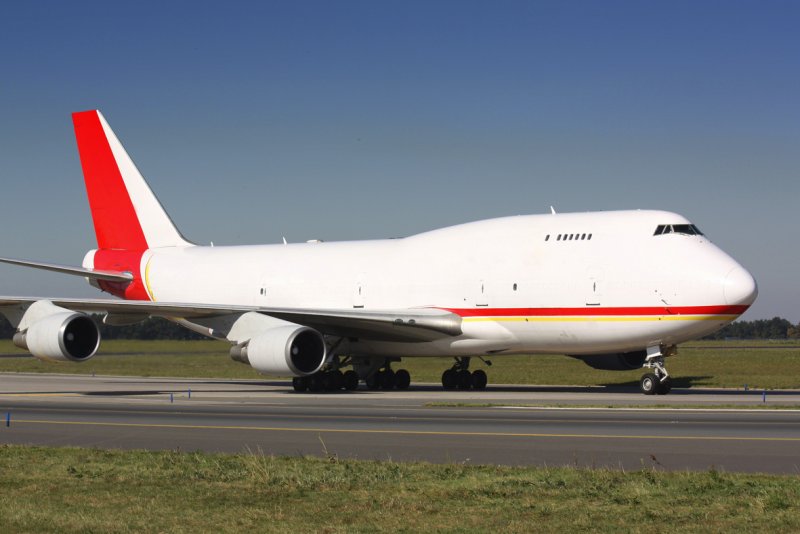 Боинг 747 грузовой с красным хвостом
