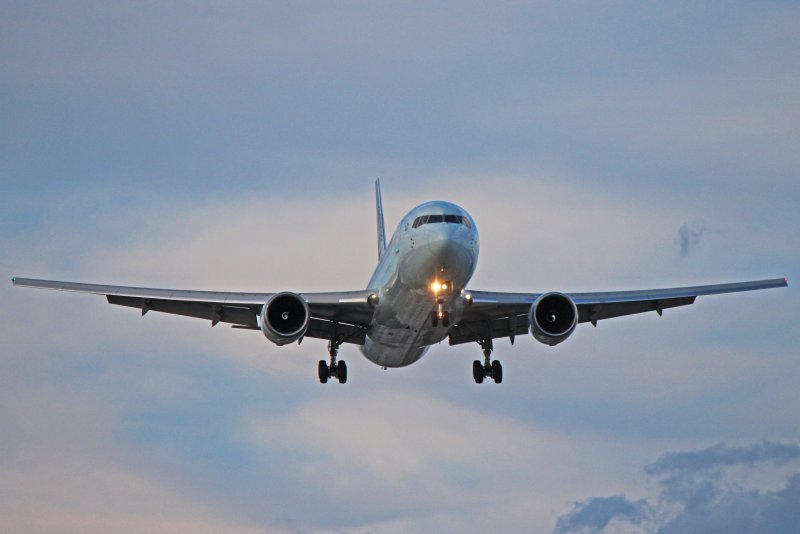Boeing 777 на взлёте сзади