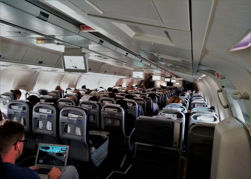 767 300 Azur Air салон