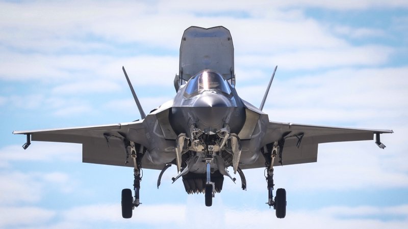 F-35 Lightning II снизу