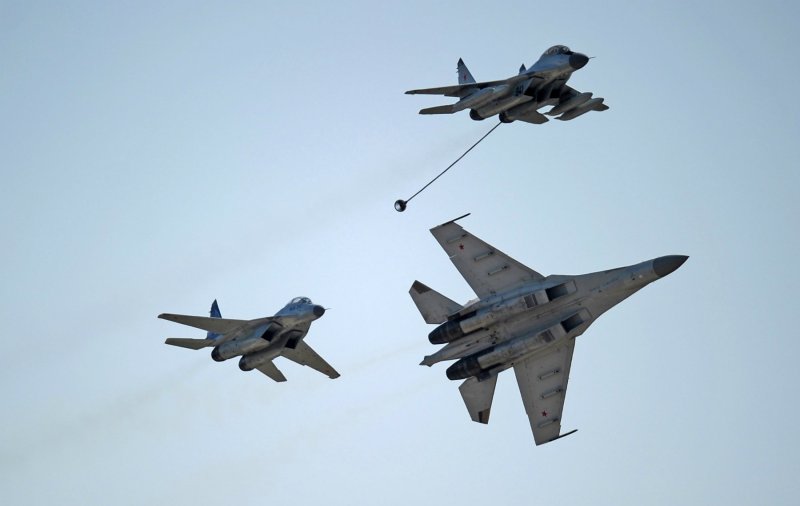 Российские военные самолеты в воздухе