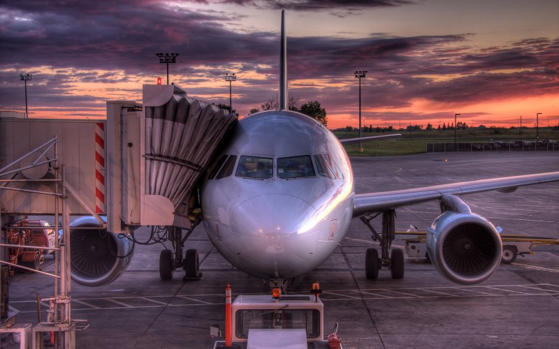 Самолет и аэропорт