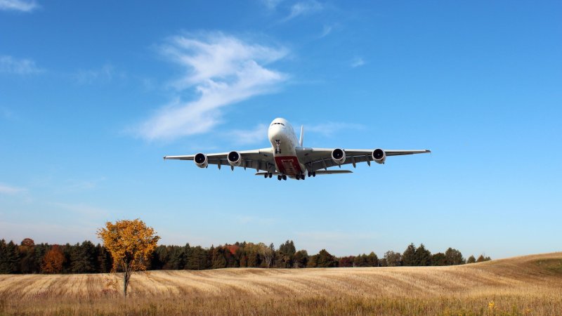 Самолет в небе