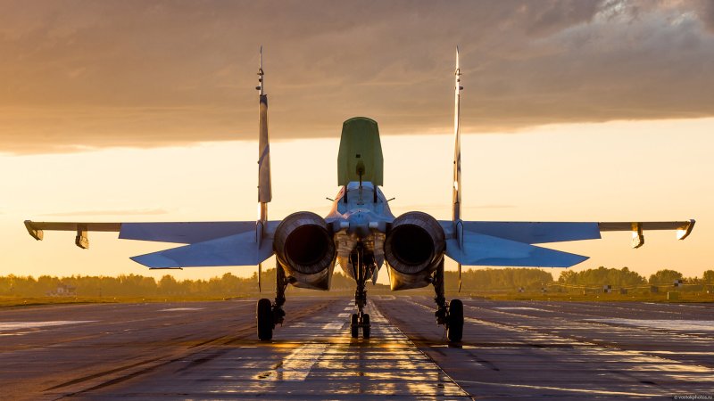 Самолет на закате