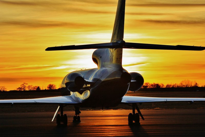 Самолет на закате