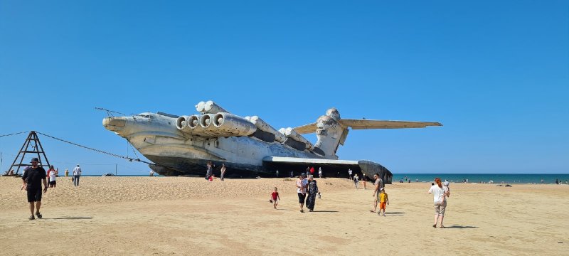 Самолёт на берегу Каспийского моря в Дербенте