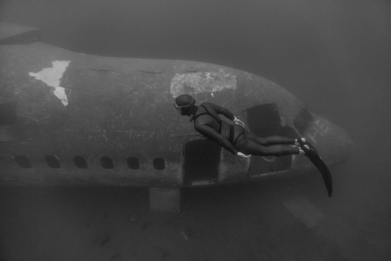 Самолет под водой