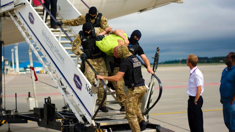 Депортированные пассажиры в самолете