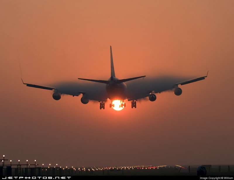 Боинг 777 на фоне заката