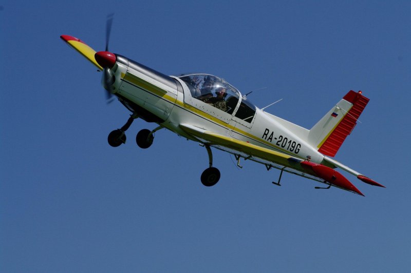 Zlin 142 пилотаж
