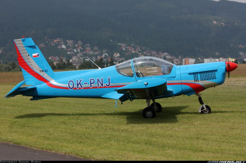 Zlin z-142