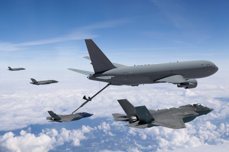 Американский самолёт заправщик Kc-46