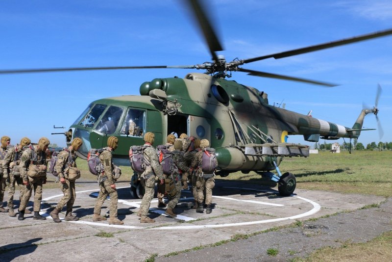 Десантники у вертолёта ми-8
