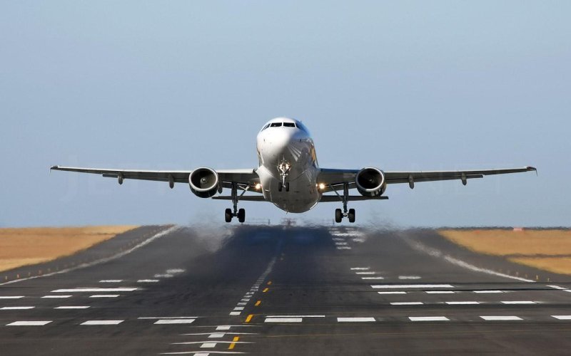 Взлёт самолёта Аэробус а320
