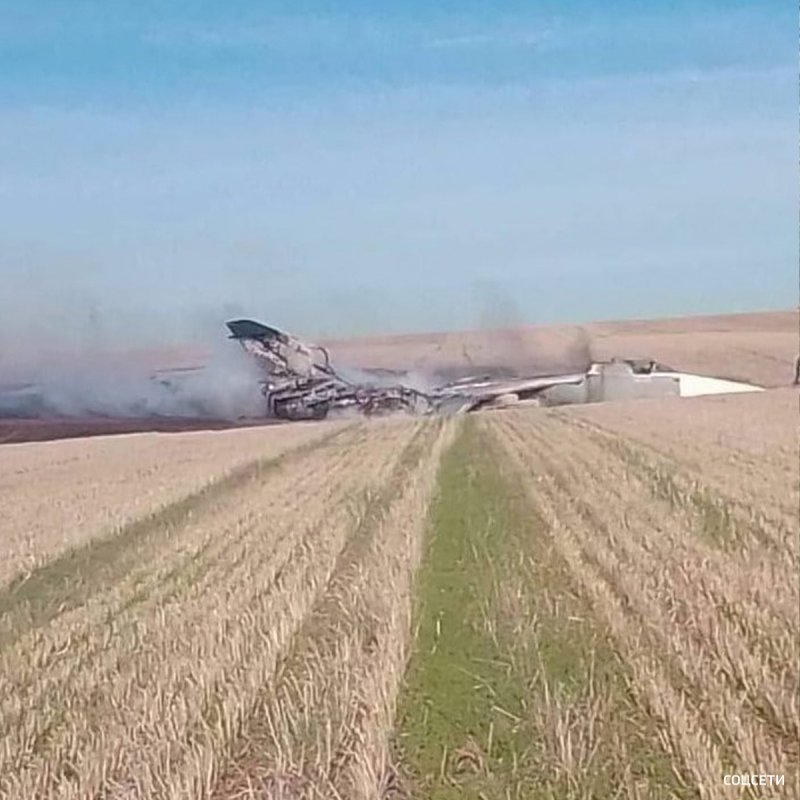 Су 24 приземлился на поле в Ростовской
