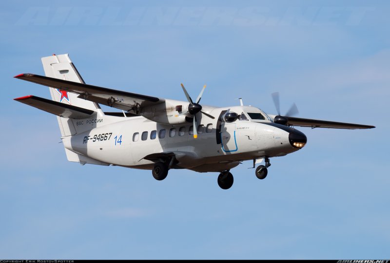 Двухмоторный самолет л-410