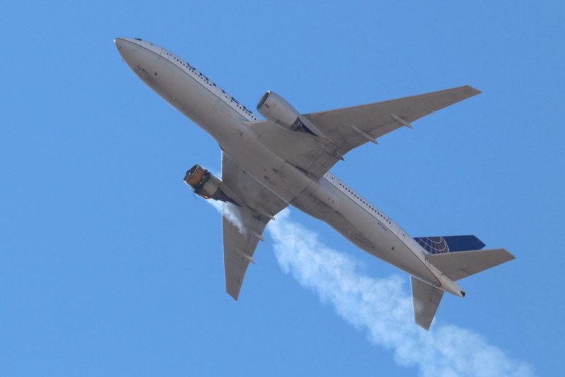 Boeing 777 United Airlines 328