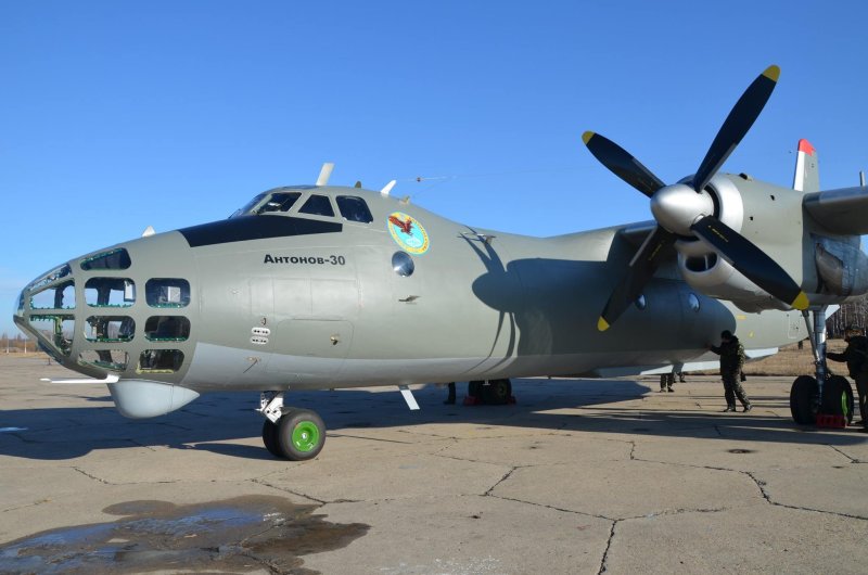АН-30 военно-транспортный самолёт