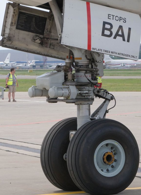 Носовая стойка шасси Боинг 777