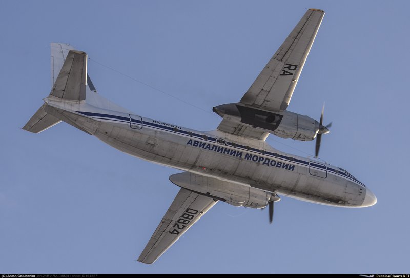 Самолет АН-12 вид снизу