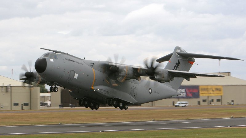 Airbus a400m взлетает