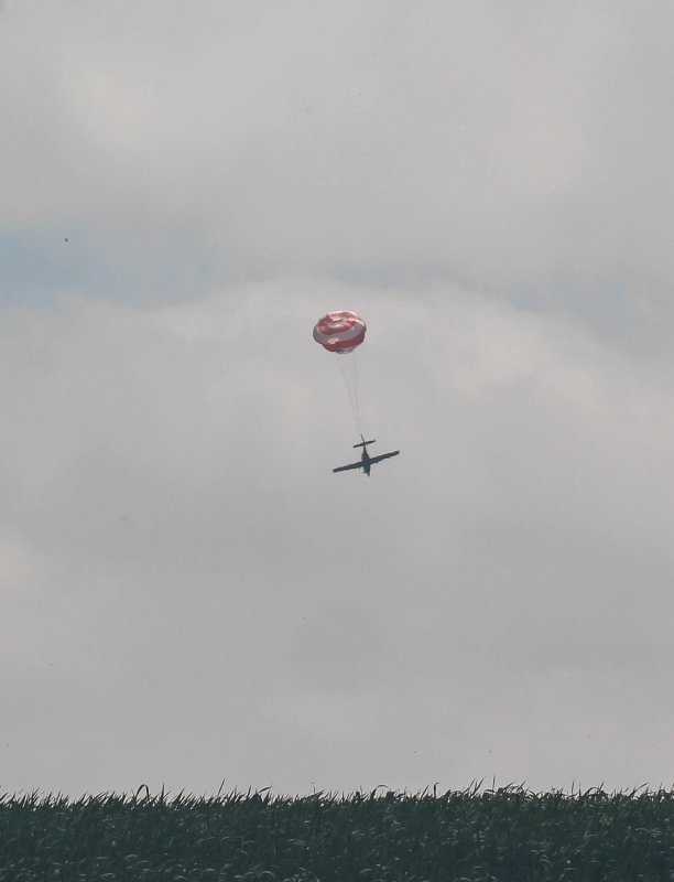 Самолет с парашютом Cirrus sr22
