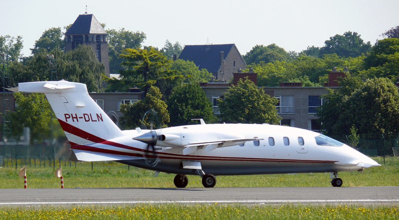Piaggio p180
