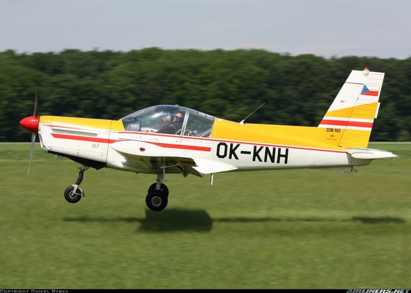 Zlin z-142