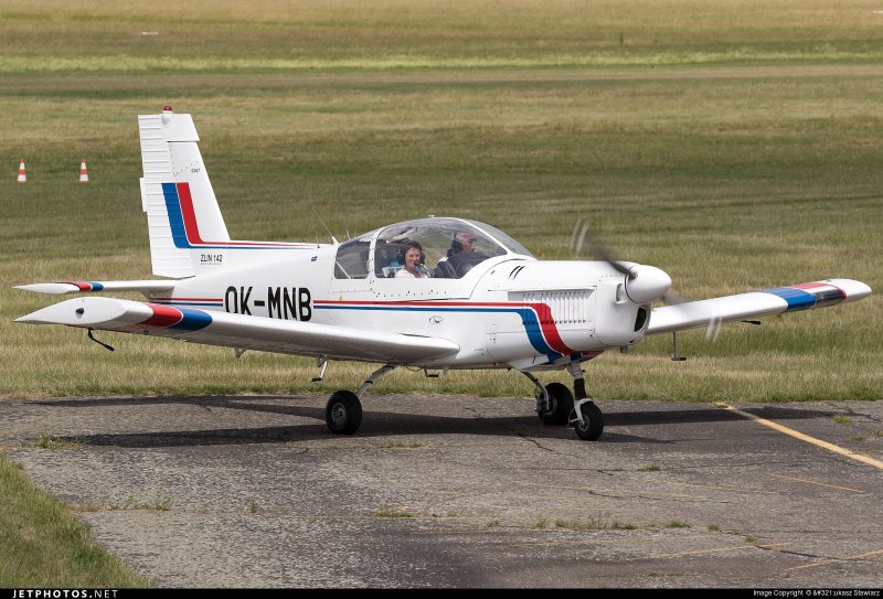 Самолет Zlin 142
