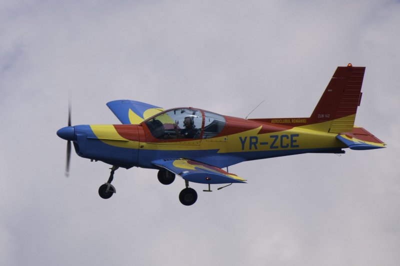 Zlin 142 пилотаж