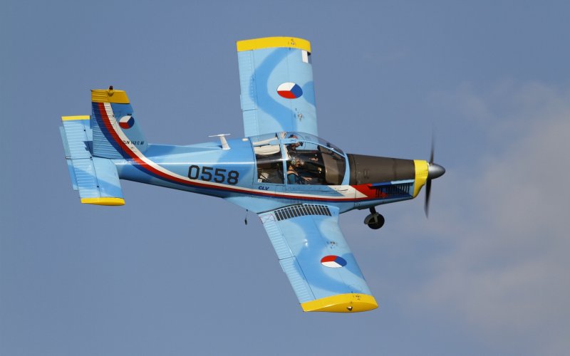 Злин 142 самолет