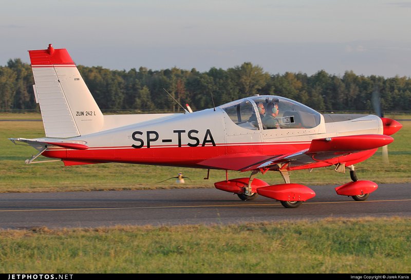 Zlin z.242l