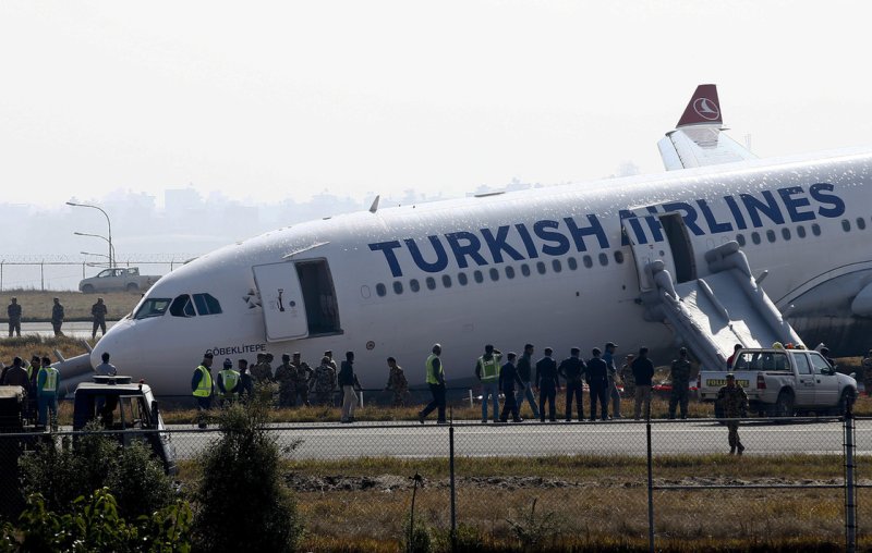 Аэропорт Манас самолет Боинг 737