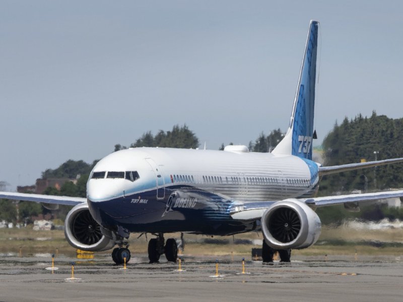 737 Max 10