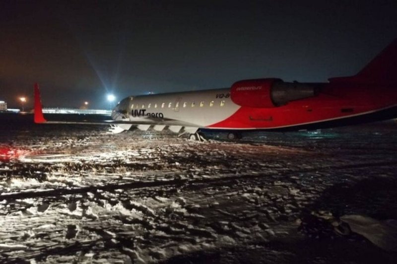 Самолёт выкатился за пределы взлётно-посадочной полосы