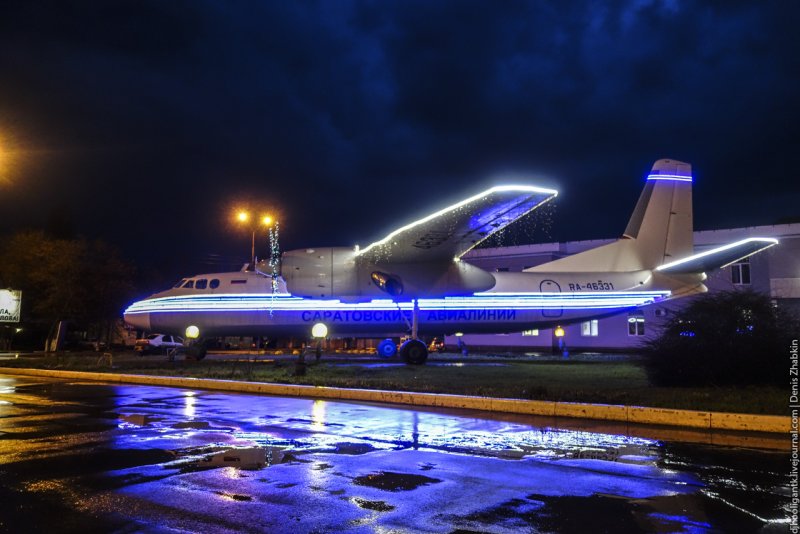 Памятник самолет аэропорт Саратов ан24