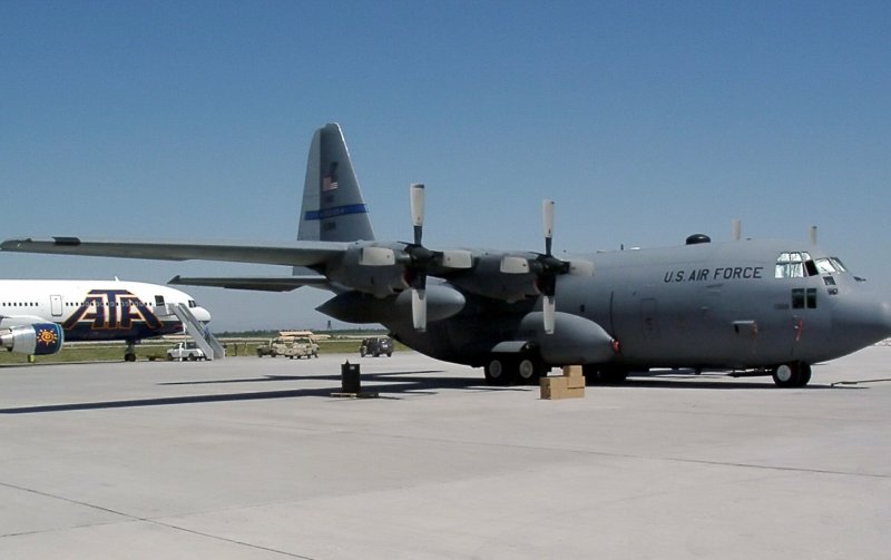 Транспортный самолёт ВВС США С-130.